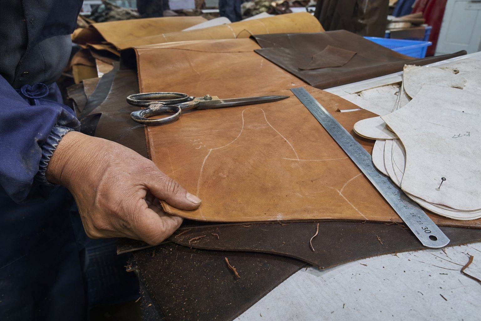 Hydraulic die-cut press for glove leather panels